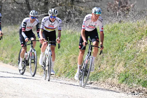 Pogacar reconoce la grava toscana antes de la Strade Bianche 2025