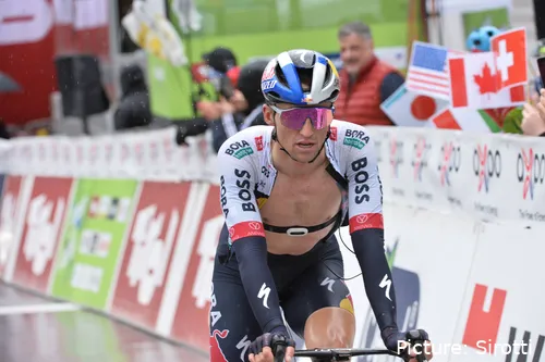 Jai Hindley se ha acercado mucho al tercer puesto de Tom Pidcock tras la 13ª etapa de la Vuelta a España 2025