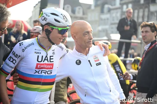 Mauro Gianetti, jefe del UAE, junto a Tadej Pogacar