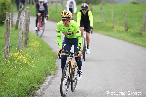 Evenepoel, gra rival de Pogacar, entrenando en La Redoute