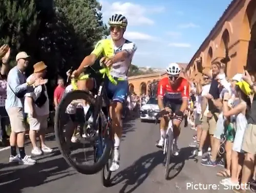 Laurenz Rex haciendo malabares con la bicicleta