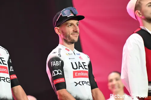 Adam Yates ha estado alejado de los focos durante unos meses, ¿puede reaparecer en este Giro y luchar por la maglia rosa?