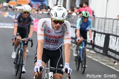 Juan Ayuso abandonó antes de tiempo el Giro de Italia 2025