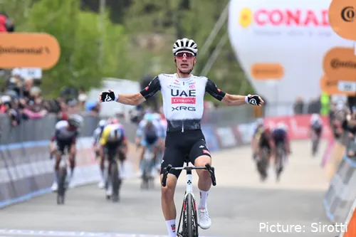 Juan Ayuso logró su primera victoria en el Giro de Italia 2025