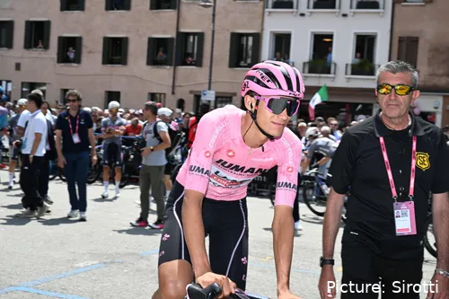 Isaac del Toro, maglia rosa del Giro de Italia