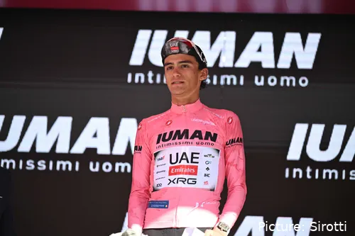 Isaac del Toro sigue líder del Giro de Italia 2025 tras 12 etapas