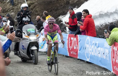 Alberto Contador, en Finestre en 2015 con la maglia rosa.&nbsp;