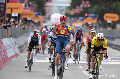 Van Aert fue superado por Mads Pedersen en la primera etapa.