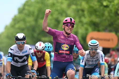 Orluis Aular, siendo superado por Mads Pedersen una vez más en 2025