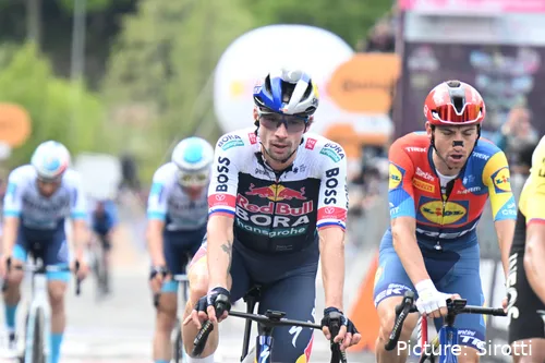 Primoz Roglic abandonó el Giro de Italia 2025 en la etapa 16