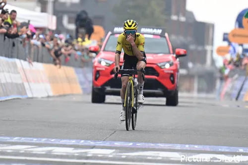 Histórica entrada en meta de Simon Yates.&nbsp;