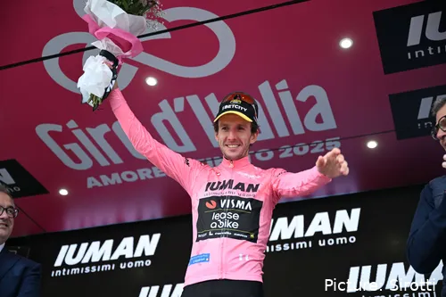 Simon Yates celebra su inminente victoria en el Giro de Italia 2025