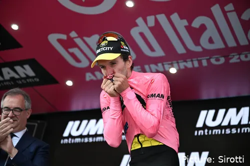 Simon Yates celebra su victoria en el Giro de Italia 2025