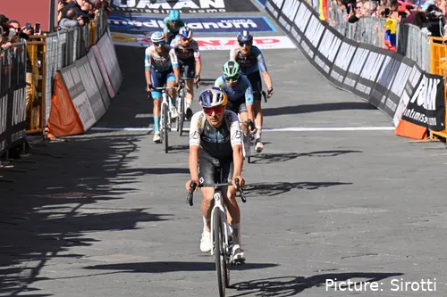 Tom Pidcock fue 15º en la etapa de gravel del Giro de Italia 2025.
