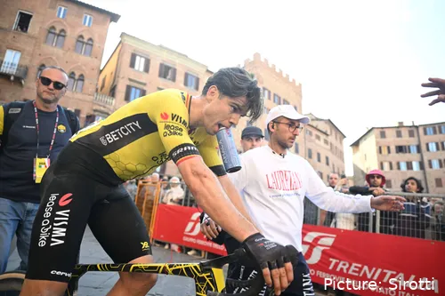 Wout van Aert rozó la victoria en la etapa 13 del Giro de Italia