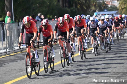 Egan Bernal cuenta con un gran equipo alrededor de él en la Vuelta a España 2025