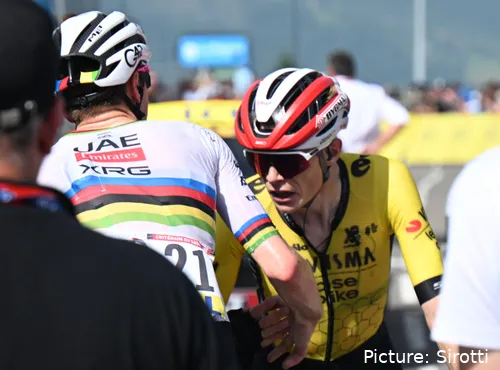 Jonas Vingegaard, muy cansado, felicita a Tadej Pogacar tras su victoria en la sexta etapa del Critérium du Dauphiné 2025