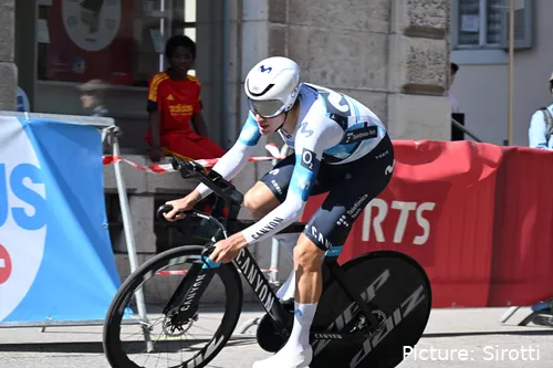 Pablo Castrillo, disputando una contrarreloj con el maillot de Movistar Team