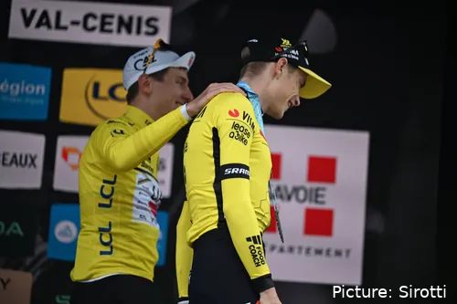 Pogacar y Vingegaard, en el podium de Dauphiné.