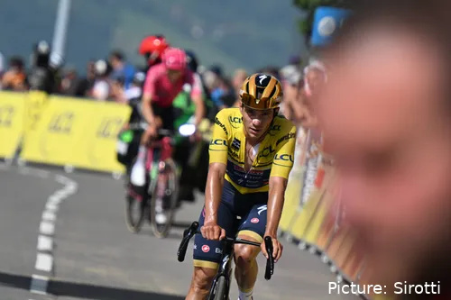 Remco Evenepoel lo pasó mal en la sexta etapa del Critérium du Dauphiné 2025