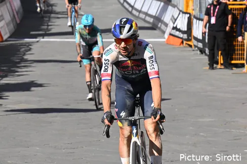 Roglic no terminó el Giro de Italia 2025