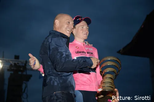 Brailsford celebra con Tao Geoghegan Hart tras ganar el Giro de Italia 2020