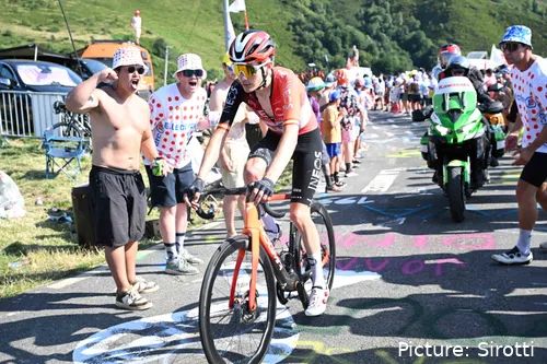 Carlos Rodríguez está lejos del Top 10 del Tour de Francia 2025 tras 12 etapas