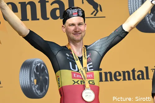 Tim Wellens renueva con UAE Team Emirates XRG hasta el final de 2027