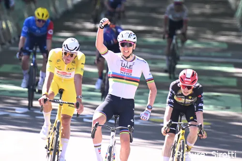 Tadej Pogacar vence a Mathieu van der Poel y Jonas Vingegaard en la 4ª etapa del Tour de Francia 2025