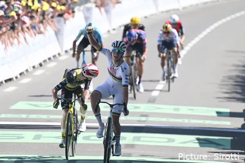 Tadej Pogacar, celebrando su victoria en la 7ª etapa del Tour de Francia 2025