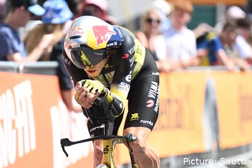 Wout van Aert completó una discreta cronoescalada en la 13ª etapa del Tour de Francia 2025
