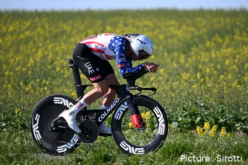 Brandon McNulty, en plena contrarreloj con el maillot de campeón estadounidense
