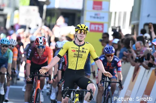 Matthew Brennan, celebrando una victoria de etapa