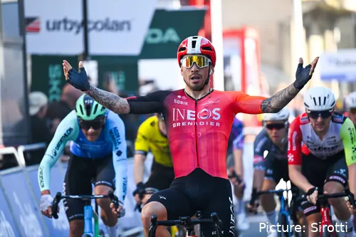 Caleb Ewan, celebrando una victoria
