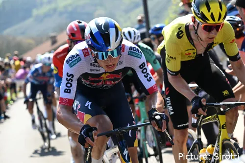 Florian Lipowitz sufrió una dura caída en la etapa 2 de la Vuelta a Alemania 2025