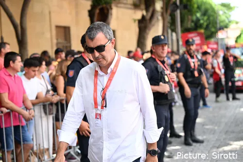 Con fuertes caídas y una fuerte protesta contra uno de sus equipos, la Vuelta a España y Javier Guillén tuvieron un día duro. @Sirotti