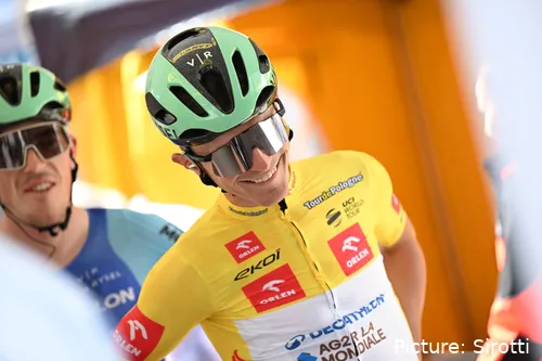 Paul Lapeira se fue al suelo con el maillot amarillo puesto