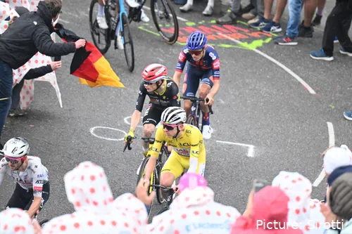 Oscar Onley, junto a Tadej Pogacar y Jonas Vingegaard en el Tour de Francia 2025