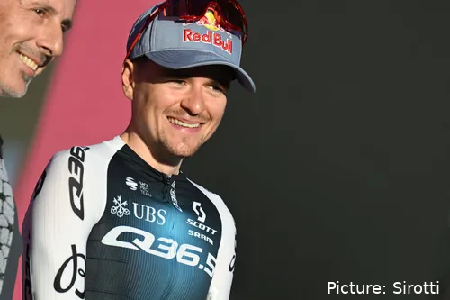 Tom Pidcock va a por todas en la Vuelta a España 2025.