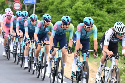 El XDS Astana Team se está marcando una temporada 2025 espectacular