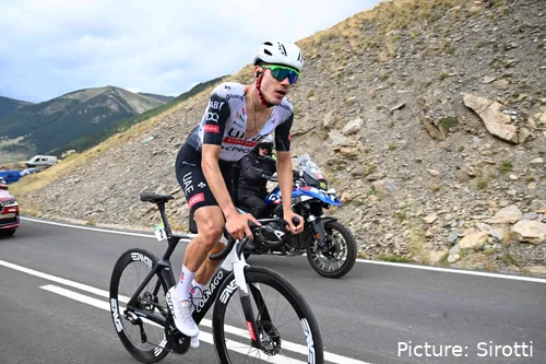 Juan Ayuso saldrá de UAE con la relación totalmente rota