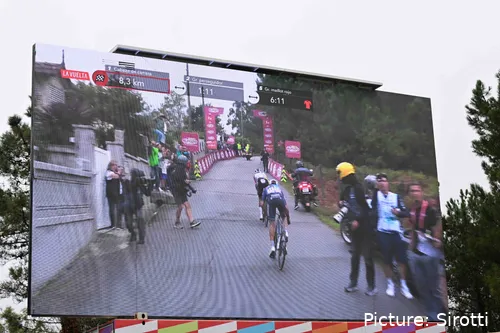 Egan Bernal cruzaba primero en la pancarta de los 8 kilómetros a meta