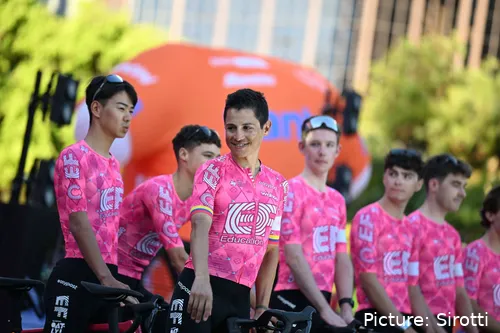 EF Education-EasyPost pesca a una de las perlas del filial de UAE