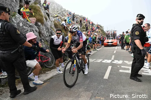 Bernal luchó en el Angliru