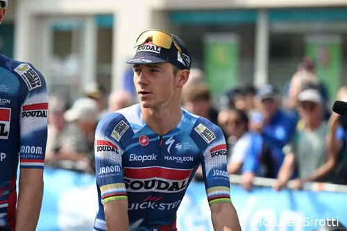 Cattaneo, siempre acompañando a Evenepoel.