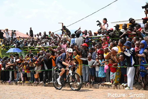 Juan Ayuso en la prueba en ruta del Mundial de Kigali 2025