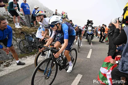 Giulio Pellizzari (izquierda), Matthew Riccitello (delante) y Tom Pidcock (detrás) en Angliru.