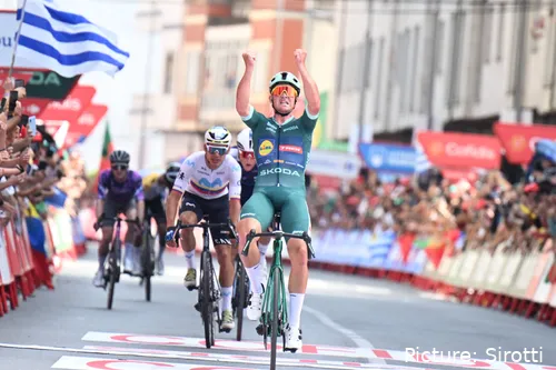 Mads Pedersen, batiendo a Orluis Aular en La Vuelta 2025