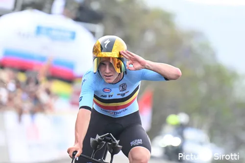 Remco Evenepoel se proclamó campeón del mundo por tercera vez