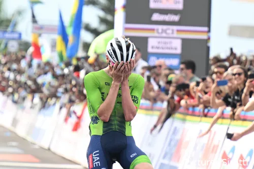 Tadej Pogacar fue demasiado fuerte para el resto en el Mundial de Kigali 2025